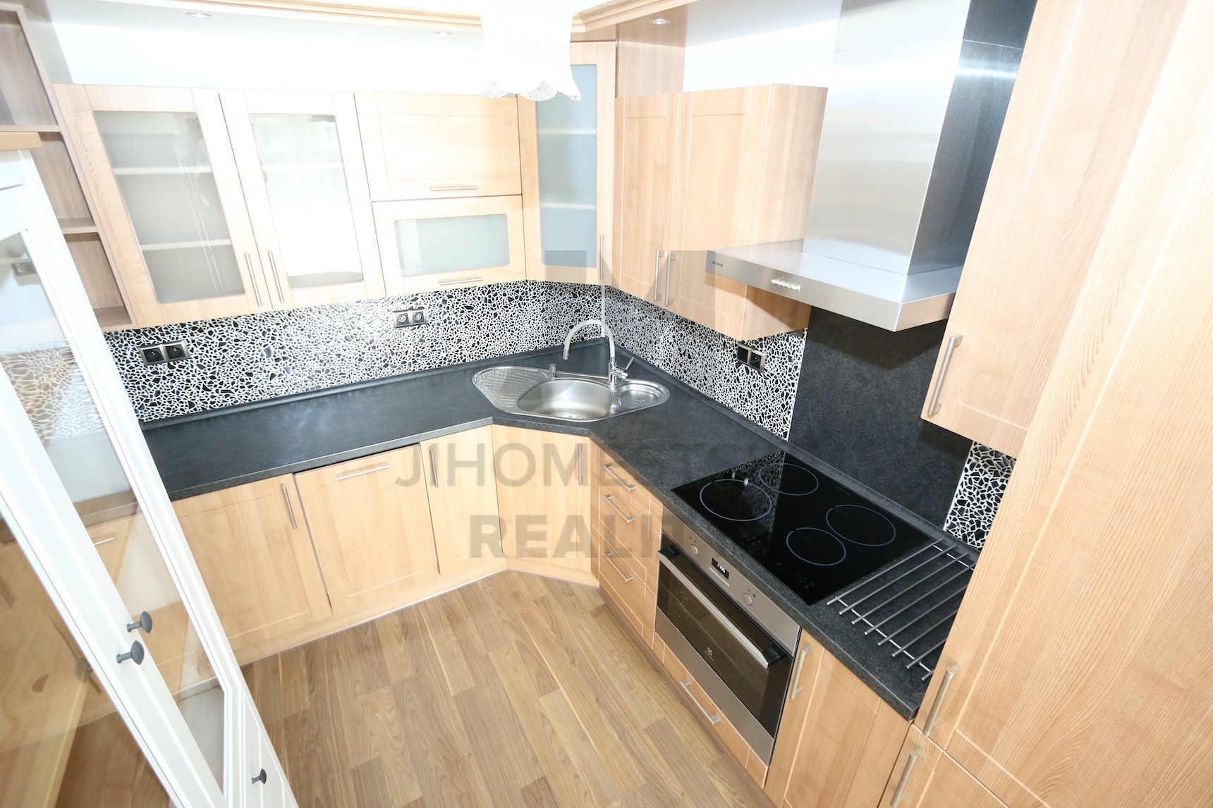 NÁJEM BYTU 2+kk S BALKONEM, Stříbrského, Praha 4 - Háje