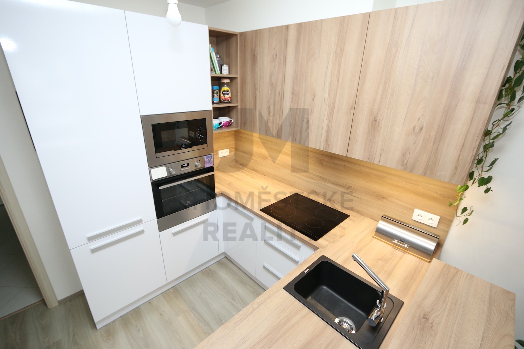 PRODEJ BYTU 1+kk S LODŽIÍ A GAR. STÁNÍM, Losenická, Praha 10 - Uhříněves