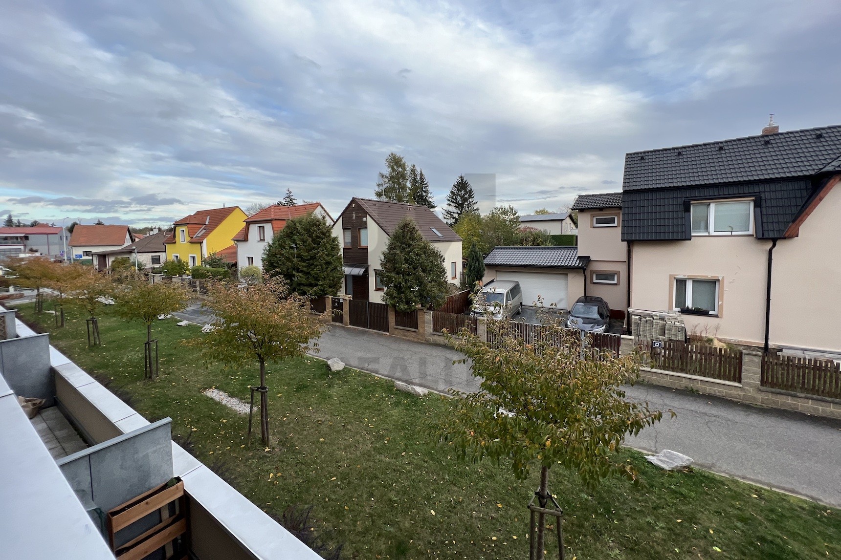 PRODEJ BYTU 1+kk S LODŽIÍ A GAR. STÁNÍM, Losenická, Praha 10 - Uhříněves