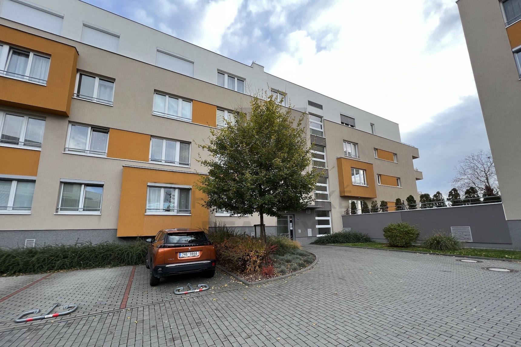 PRODEJ BYTU 1+kk S LODŽIÍ A GAR. STÁNÍM, Losenická, Praha 10 - Uhříněves