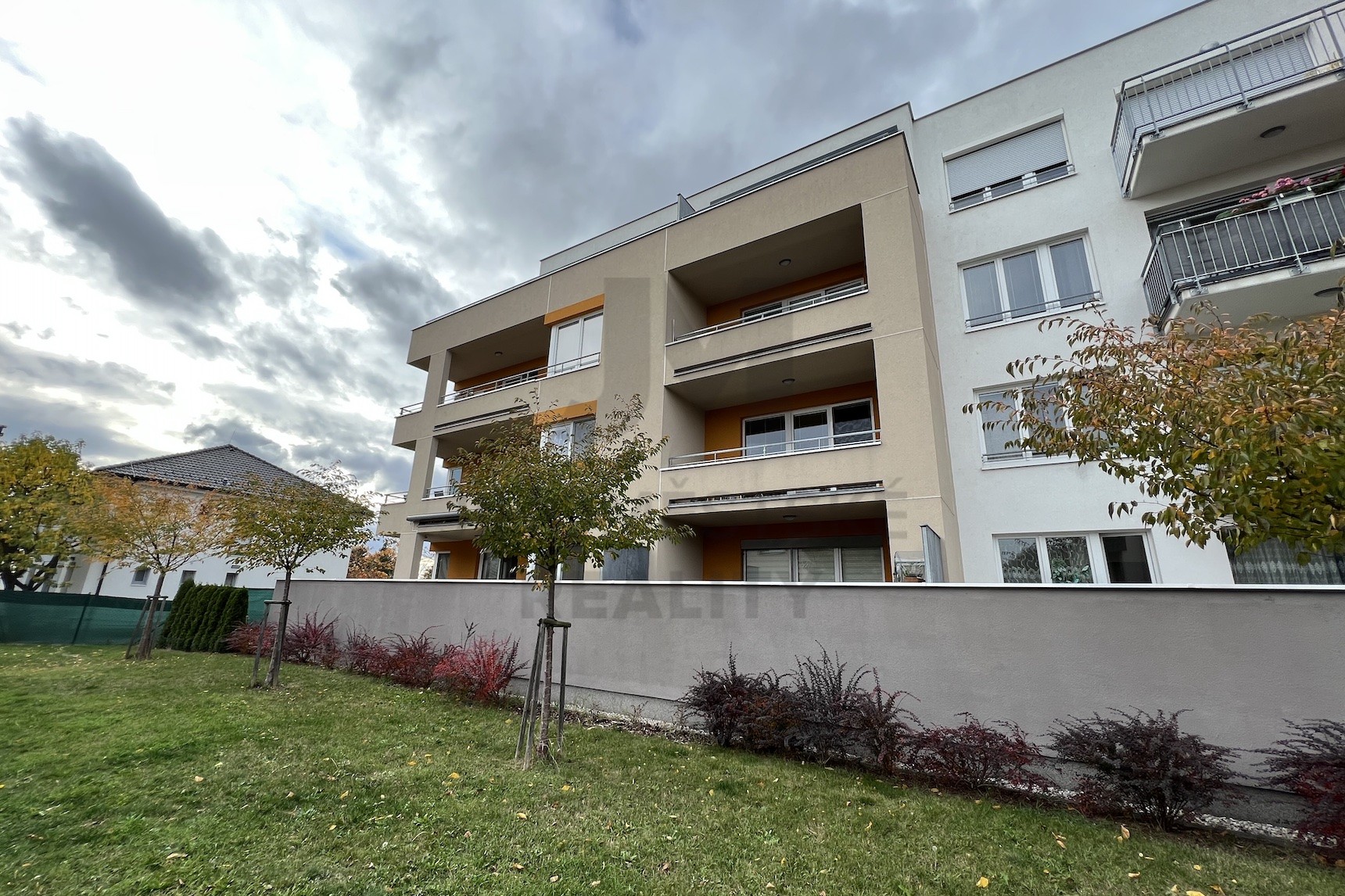 PRODEJ BYTU 1+kk S LODŽIÍ A GAR. STÁNÍM, Losenická, Praha 10 - Uhříněves