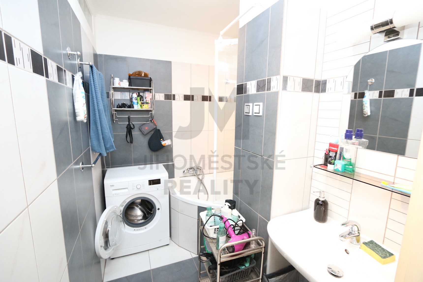 NÁJEM BYTU 2+1 S LODŽIÍ, Zárubova, Praha 4 - Kamýk