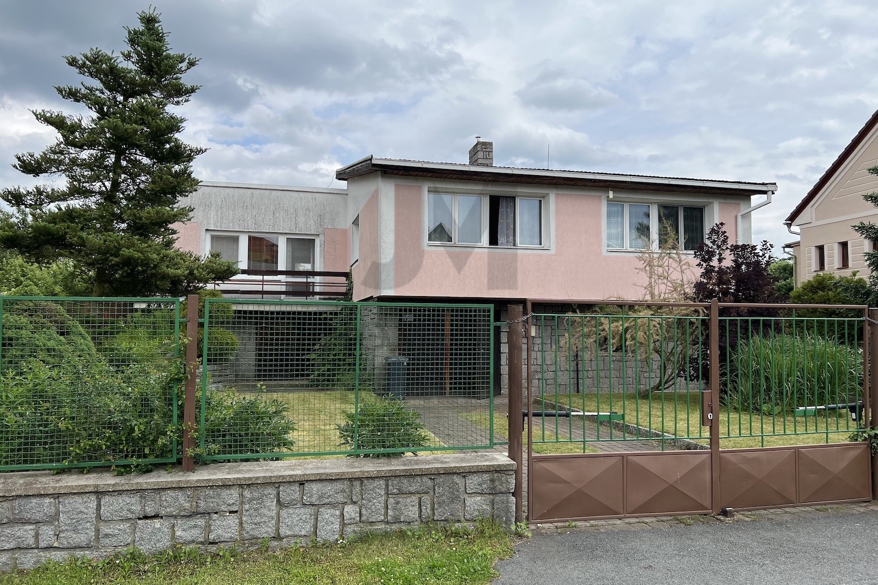 PRODEJ RODINNÉHO DOMU S BALKONEM, TERASOU A GARÁŽÍ, Malý vrch, Blatná - Blatná