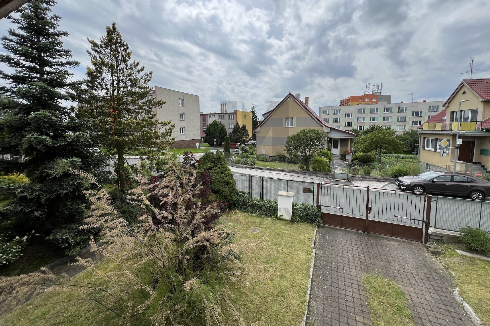PRODEJ RODINNÉHO DOMU S BALKONEM, TERASOU A GARÁŽÍ, Malý vrch, Blatná - Blatná