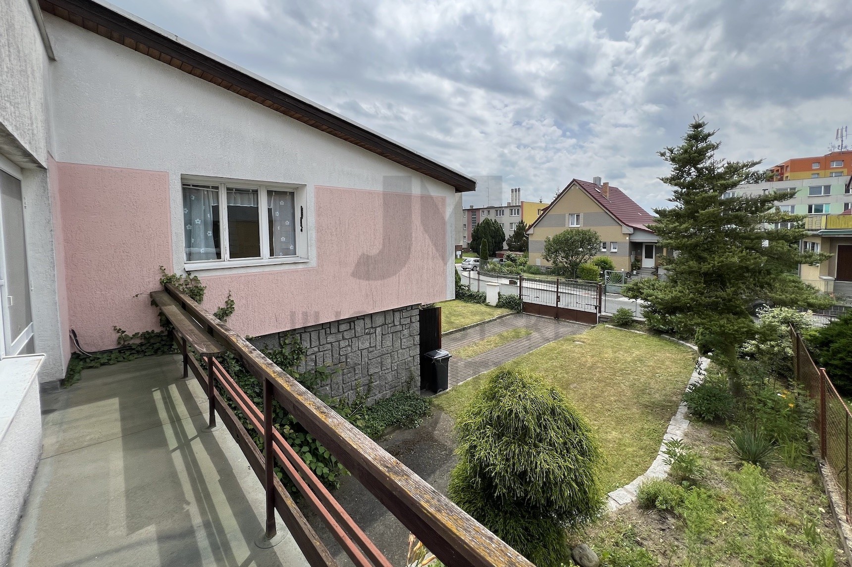 PRODEJ RODINNÉHO DOMU S BALKONEM, TERASOU A GARÁŽÍ, Malý vrch, Blatná - Blatná
