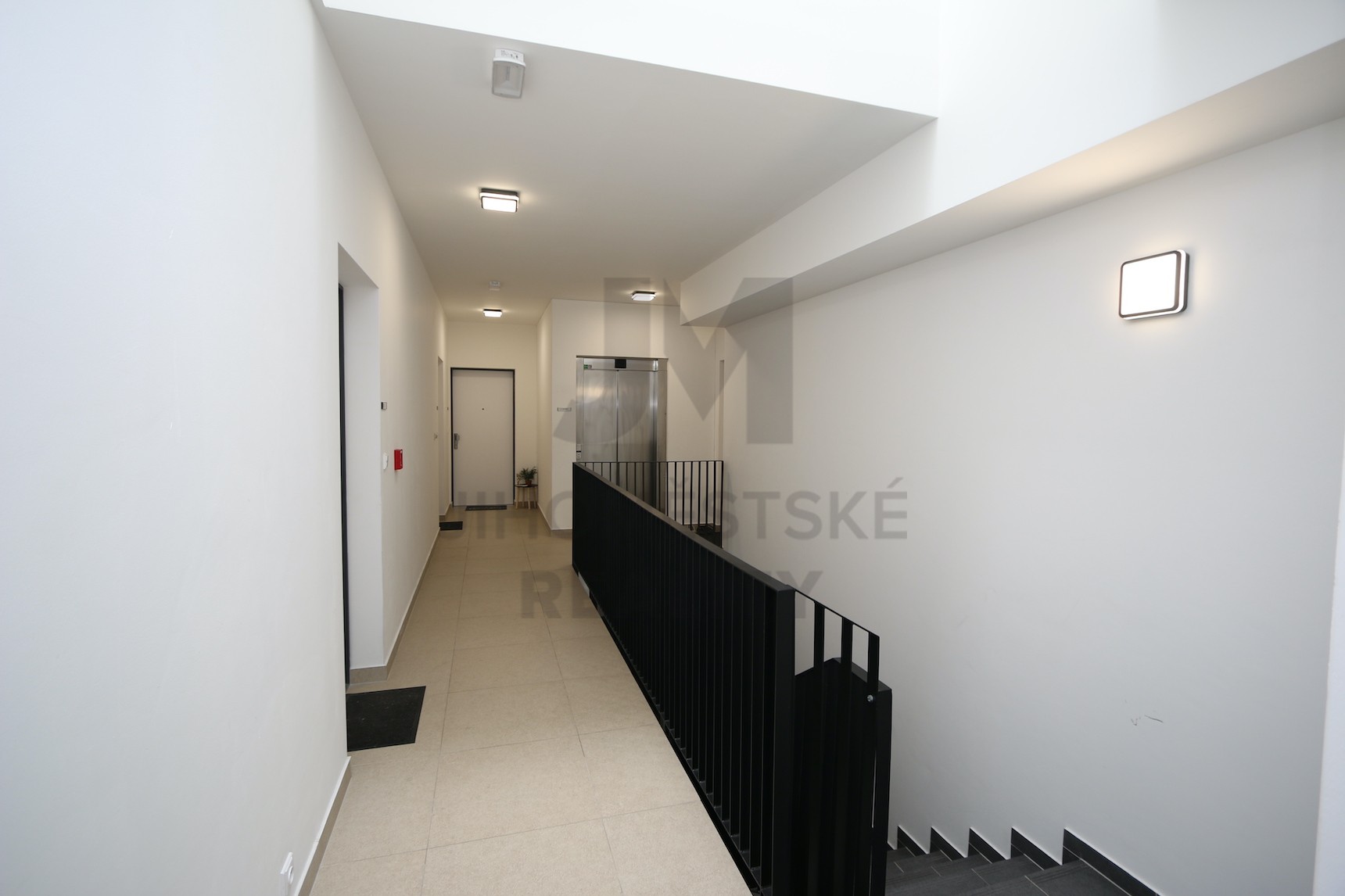 PRODEJ BYTU 2+kk S BALKONEM A GAR. STÁNÍM, Formanská, Praha 4 - Újezd u Průhonic
