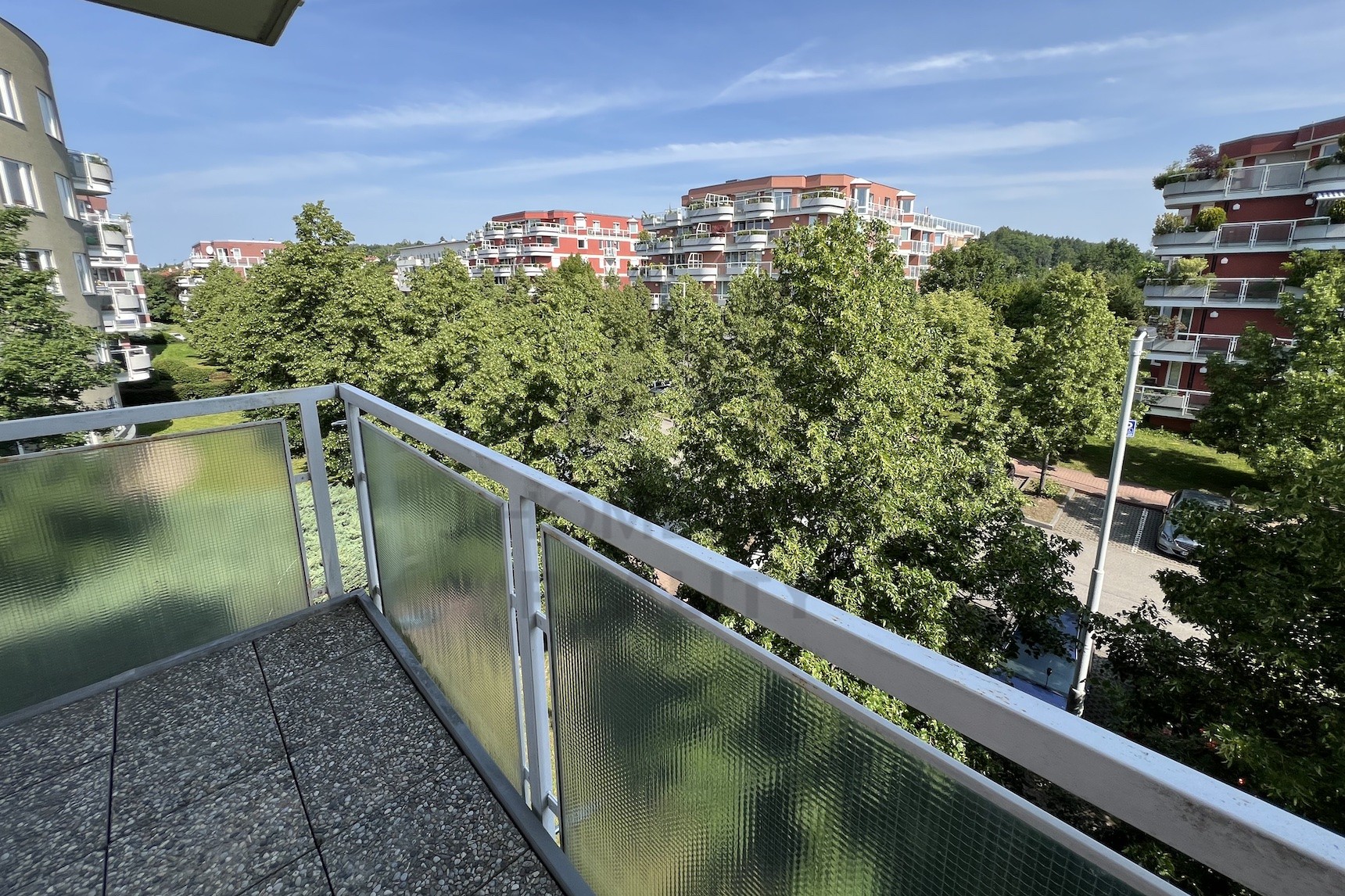 NÁJEM BYTU 3+kk S BALKONEM A GAR. STÁNÍM, U kříže, Praha 5 - Jinonice