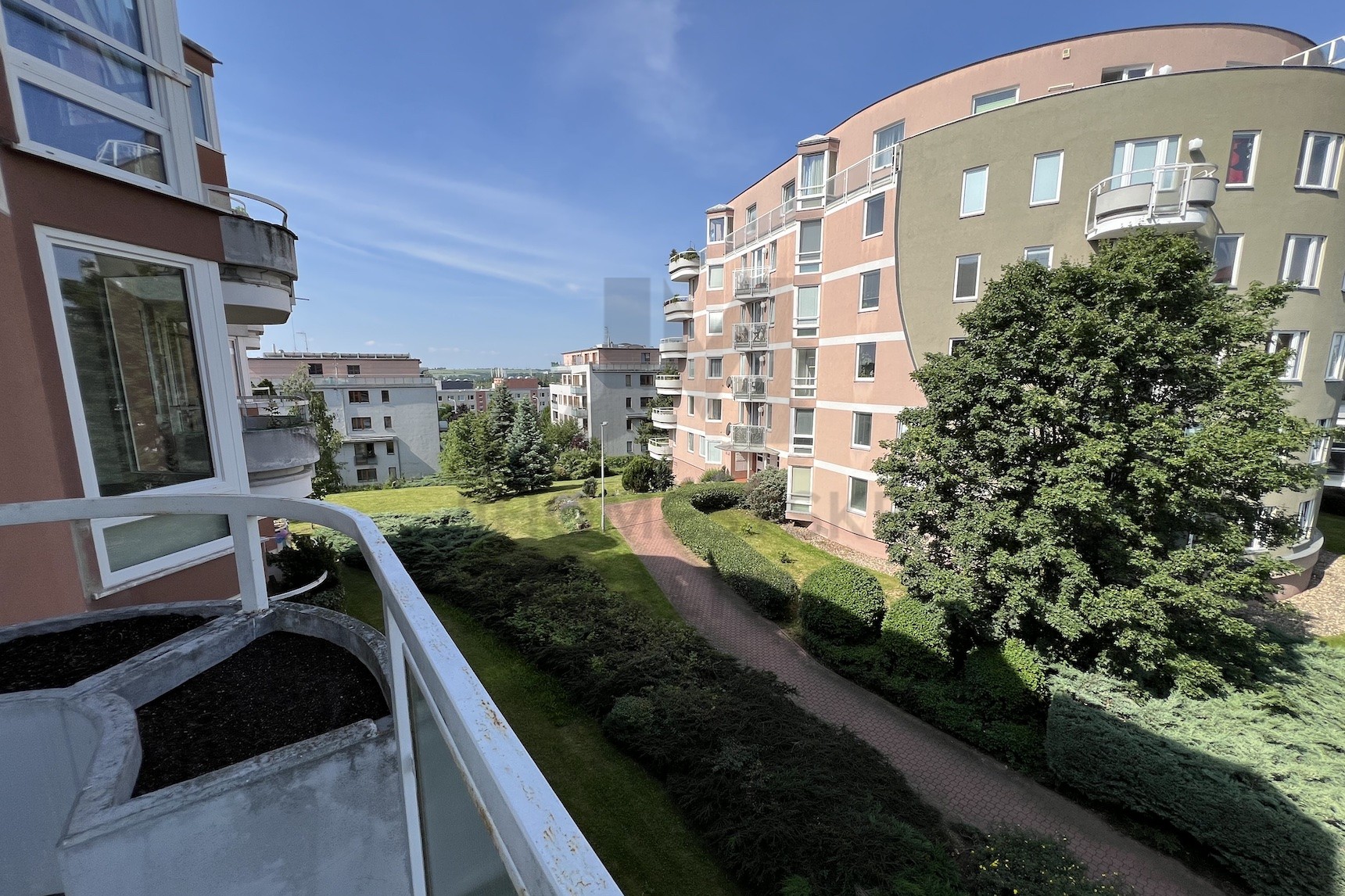 NÁJEM BYTU 3+kk S BALKONEM A GAR. STÁNÍM, U kříže, Praha 5 - Jinonice