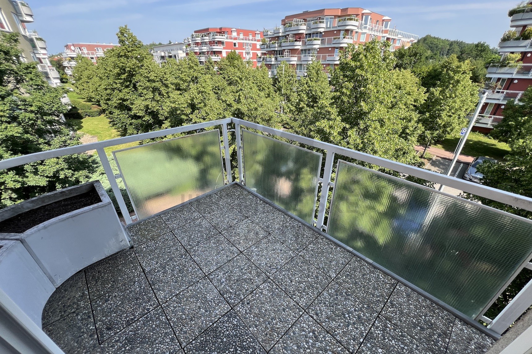 NÁJEM BYTU 3+kk S BALKONEM A GAR. STÁNÍM, U kříže, Praha 5 - Jinonice