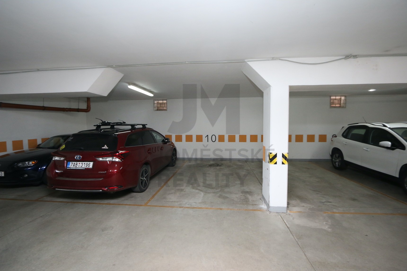 NÁJEM BYTU 3+kk S BALKONEM A GAR. STÁNÍM, U kříže, Praha 5 - Jinonice