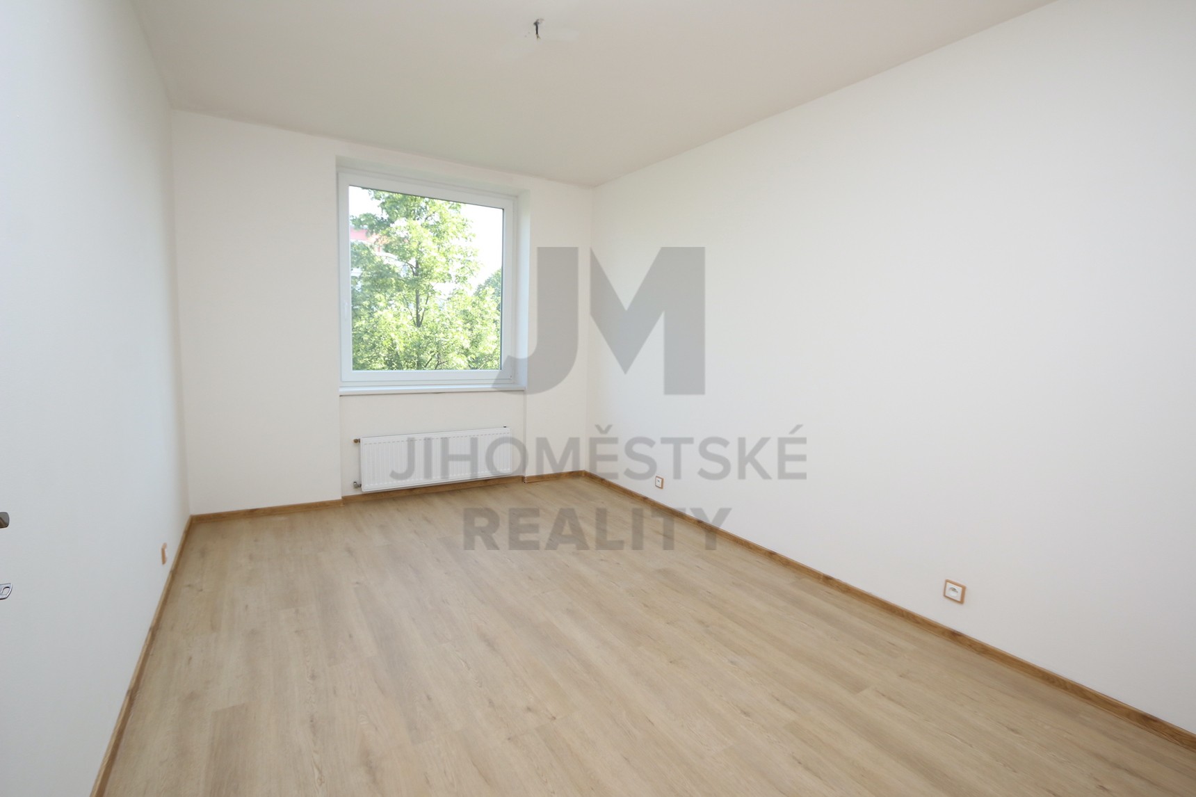 NÁJEM BYTU 3+kk S BALKONEM A GAR. STÁNÍM, U kříže, Praha 5 - Jinonice