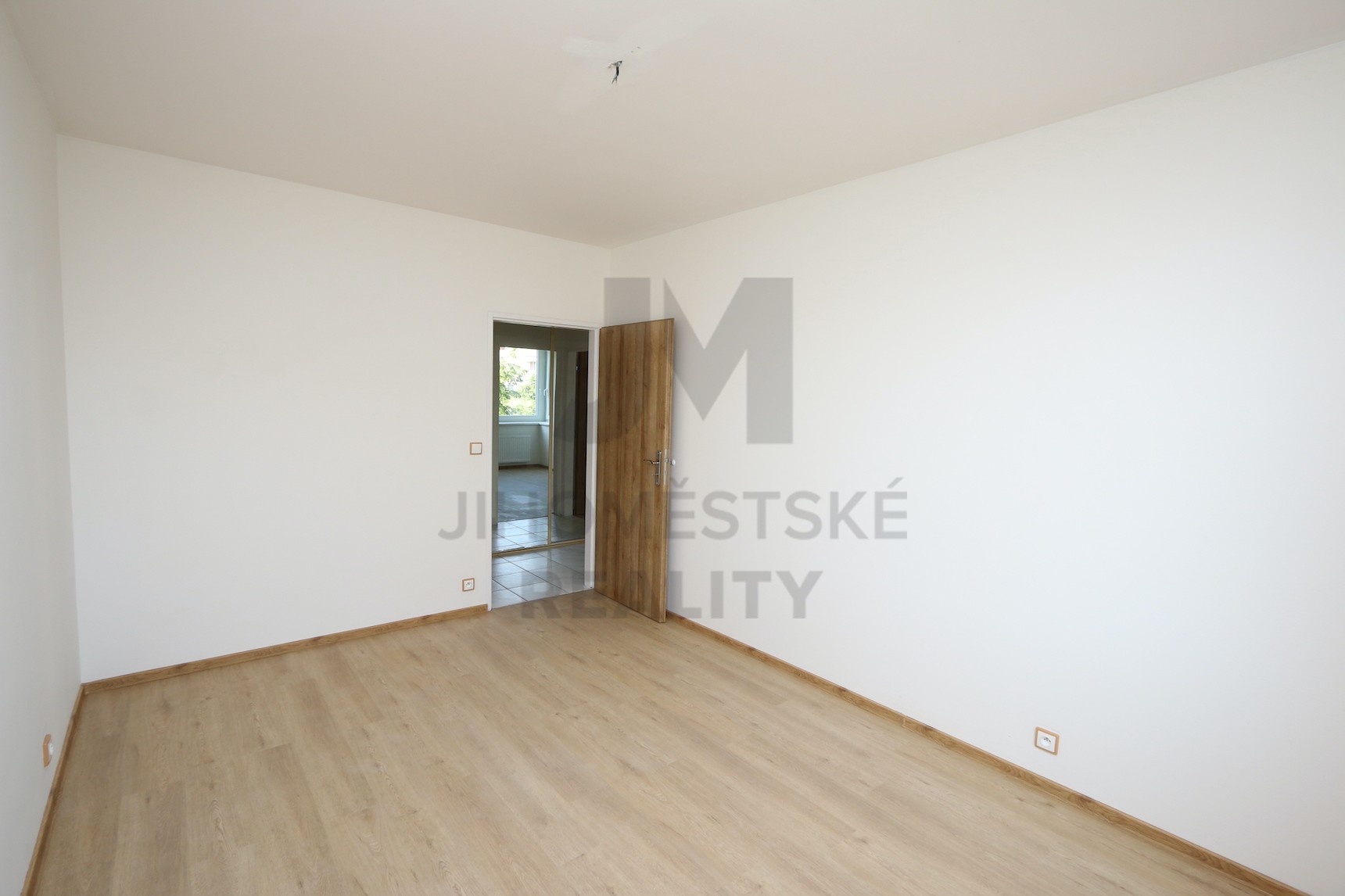 NÁJEM BYTU 3+kk S BALKONEM A GAR. STÁNÍM, U kříže, Praha 5 - Jinonice