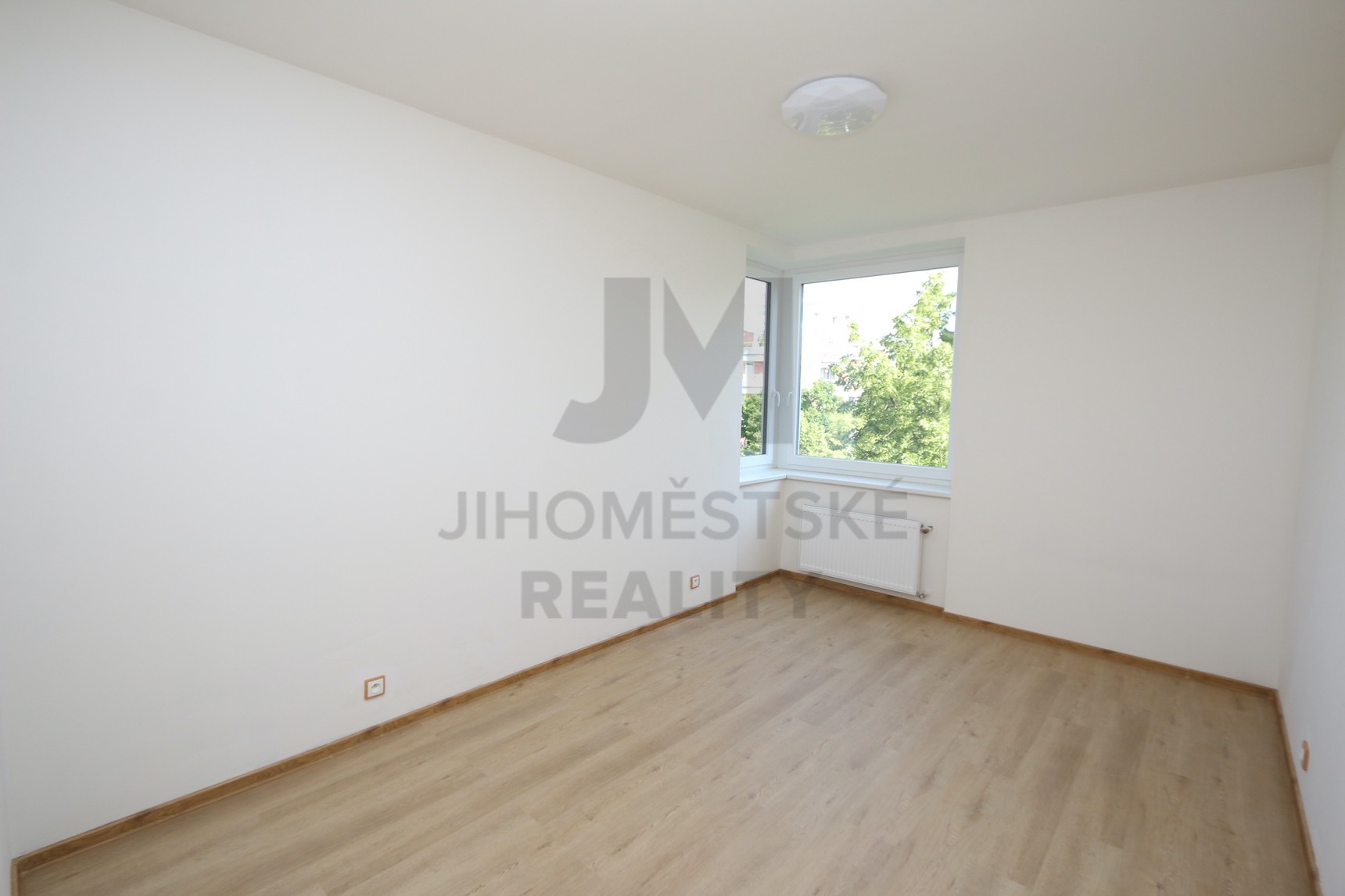NÁJEM BYTU 3+kk S BALKONEM A GAR. STÁNÍM, U kříže, Praha 5 - Jinonice