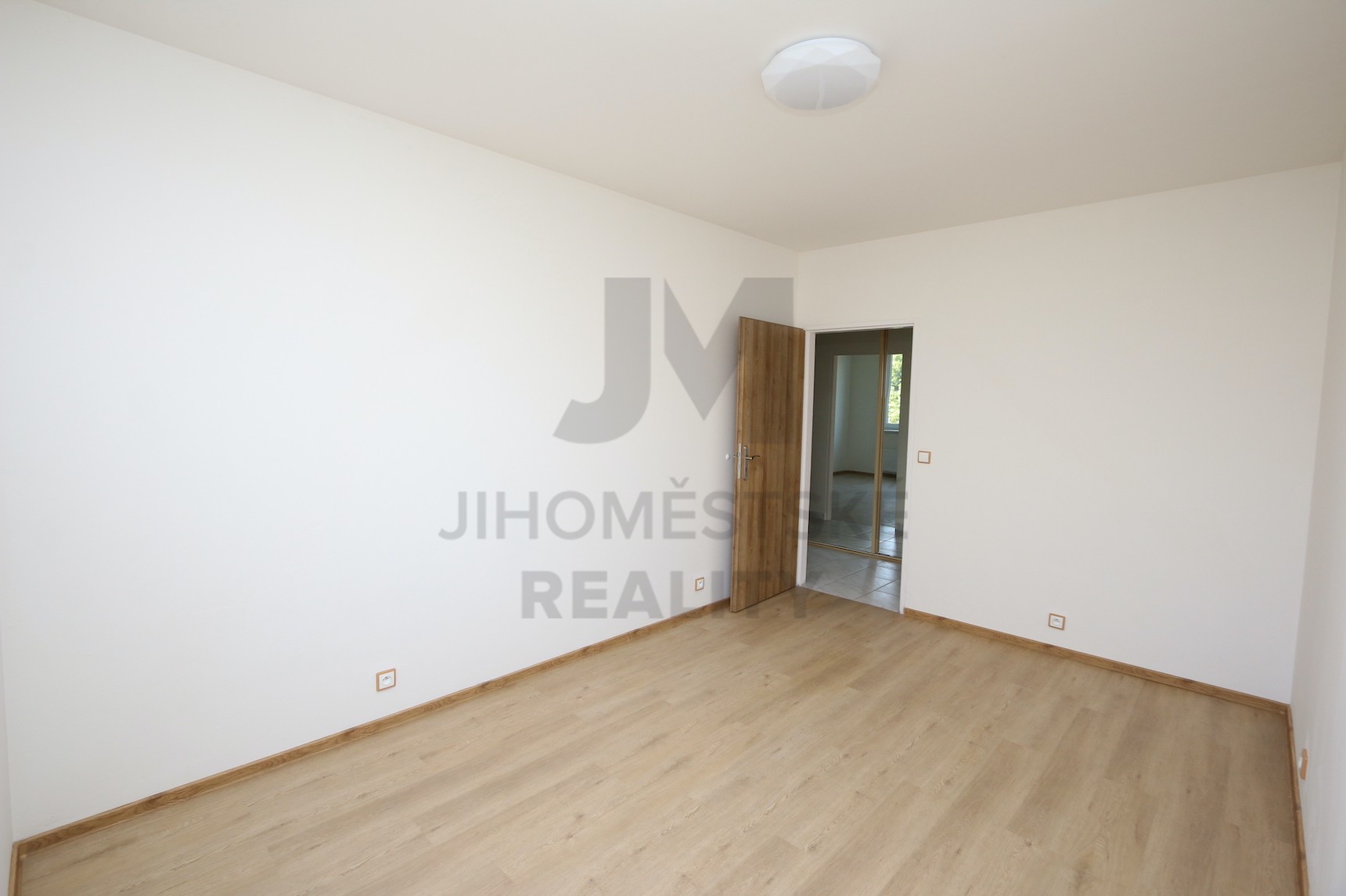 NÁJEM BYTU 3+kk S BALKONEM A GAR. STÁNÍM, U kříže, Praha 5 - Jinonice
