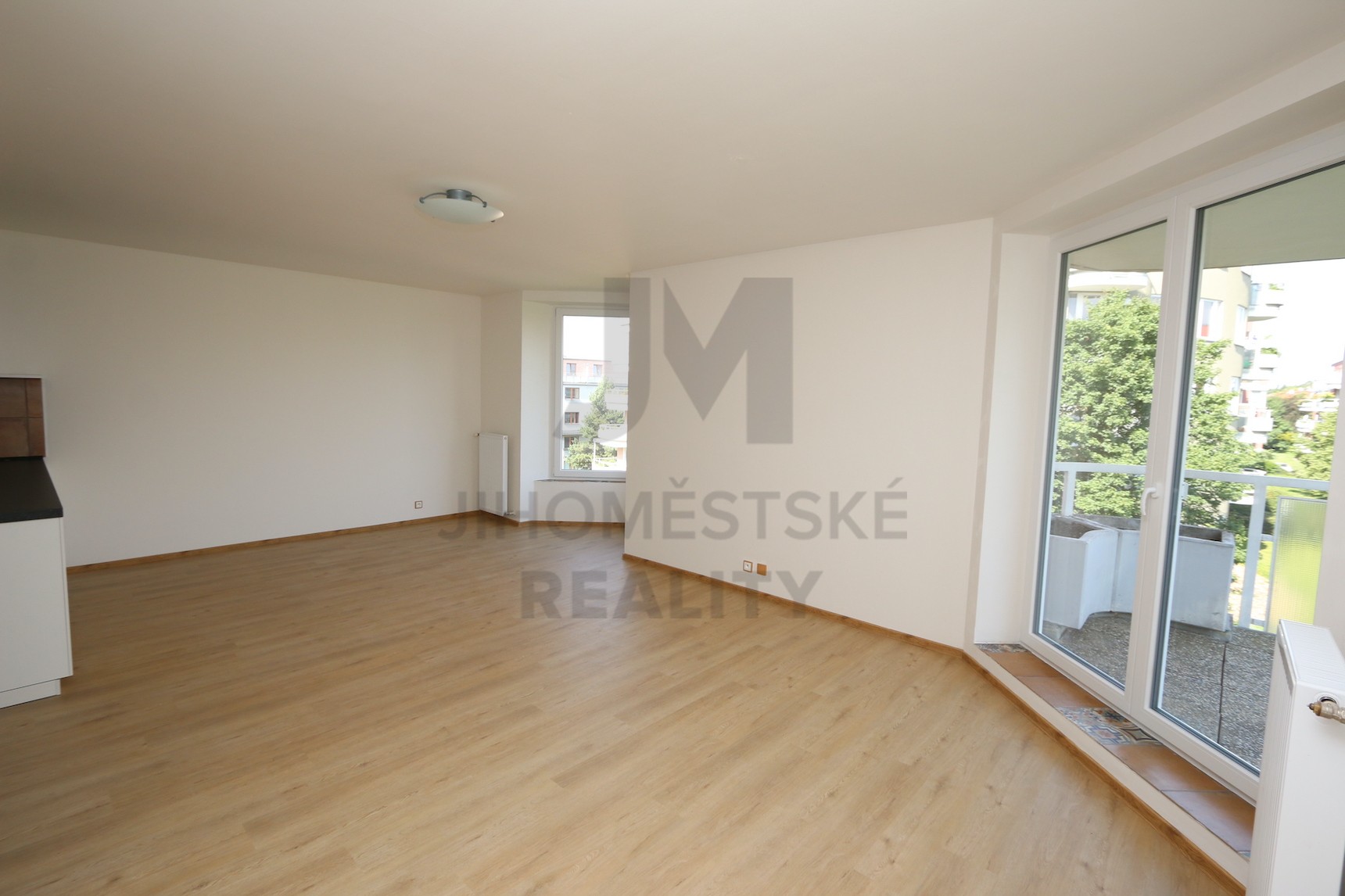 NÁJEM BYTU 3+kk S BALKONEM A GAR. STÁNÍM, U kříže, Praha 5 - Jinonice