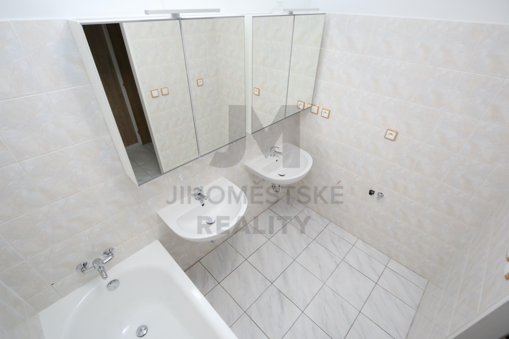 NÁJEM BYTU 3+kk S BALKONEM A GAR. STÁNÍM, U kříže, Praha 5 - Jinonice