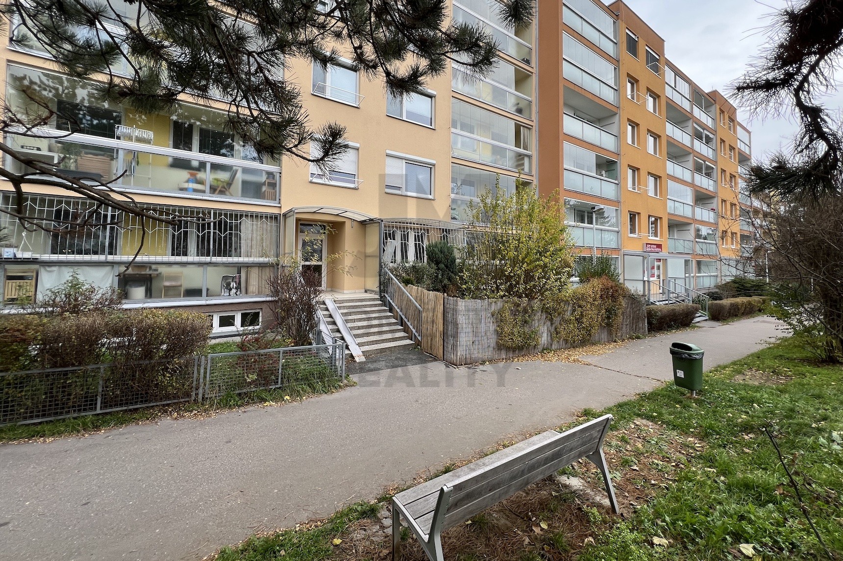 NÁJEM BYTU 3+1 S LODŽIÍ, Neapolská, Praha 10 - Horní Měcholupy