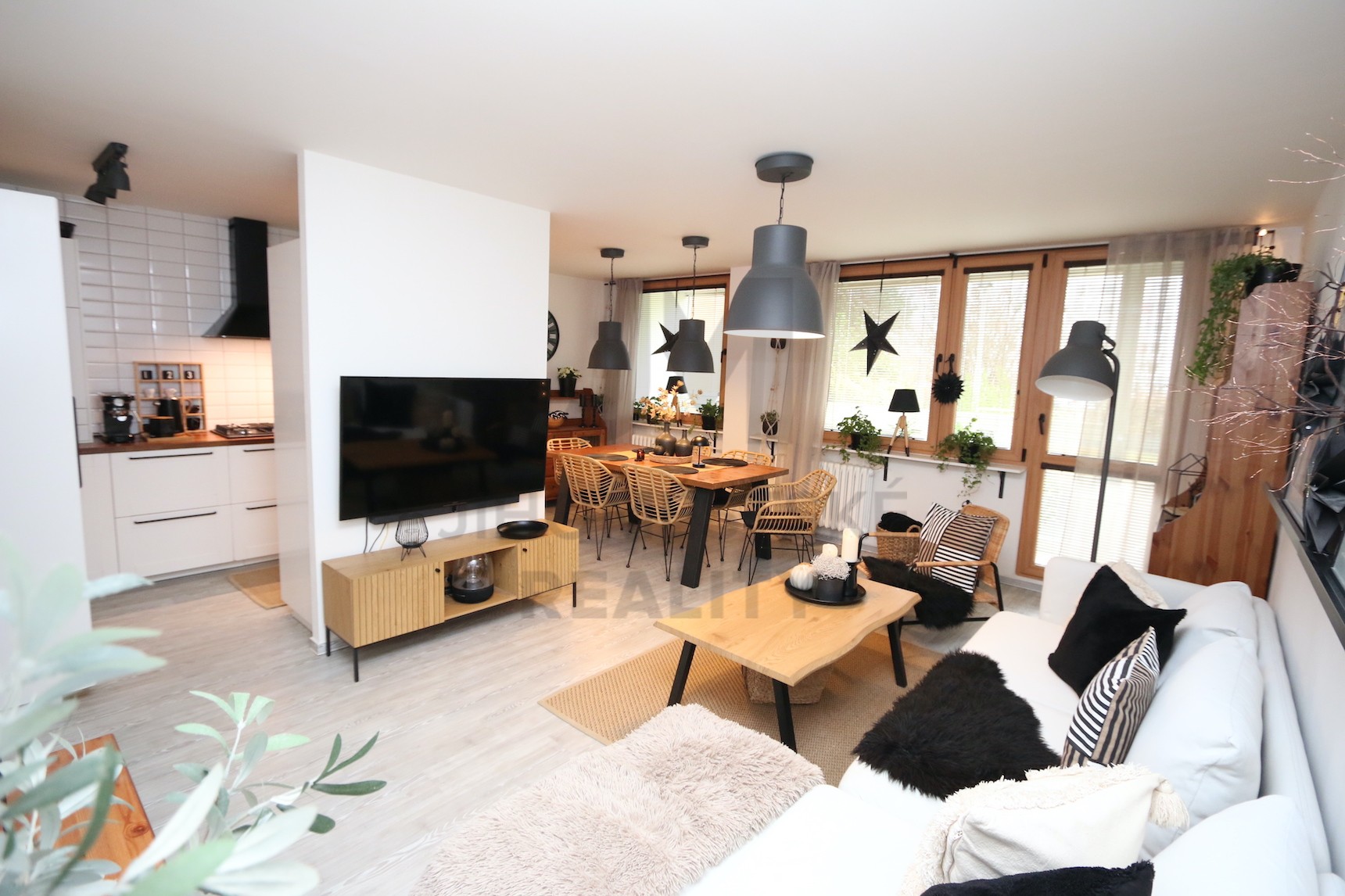 NÁJEM BYTU 3+1 S LODŽIÍ, Neapolská, Praha 10 - Horní Měcholupy